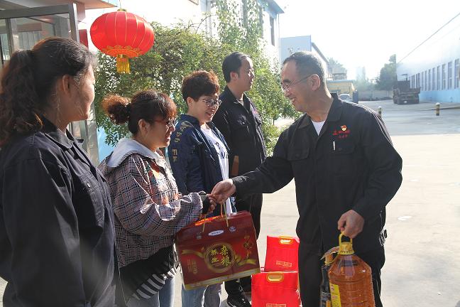 壮丽七十年 礼赞劳动者 nba买球 - nba中国官方网站公司工会国庆前夕慰问劳模工匠30.jpg